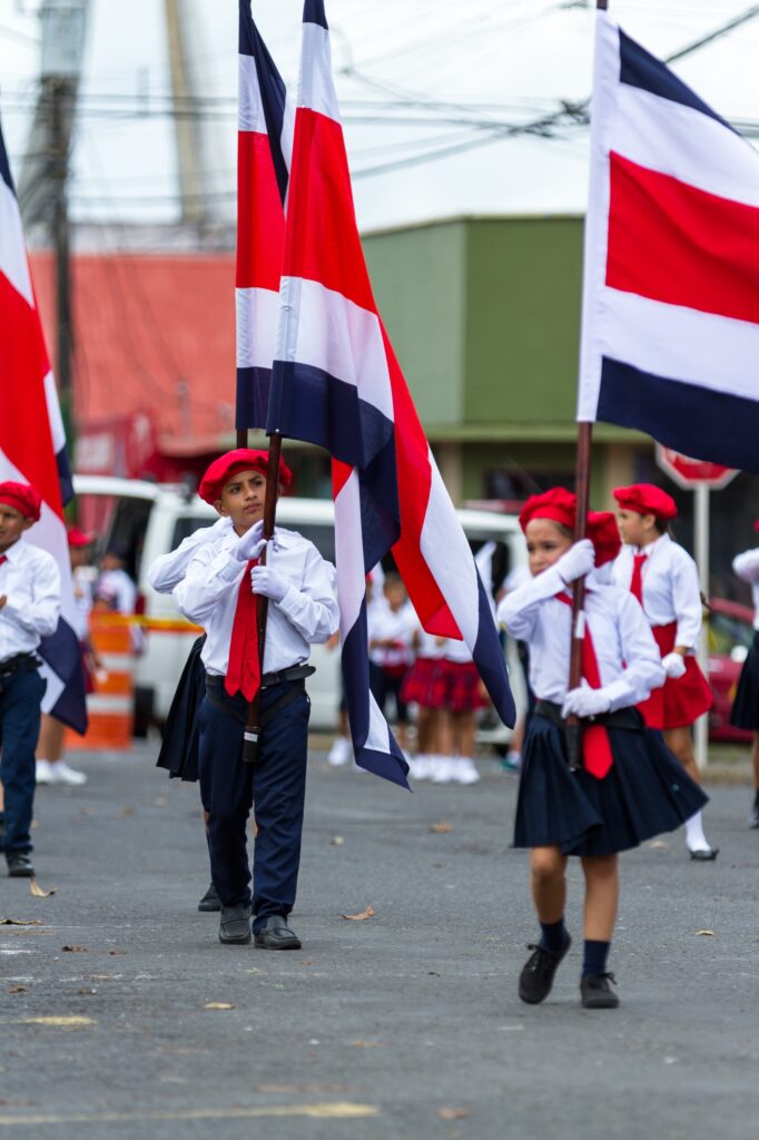 Nińos y niñas desfilando en el Día de la Independencia